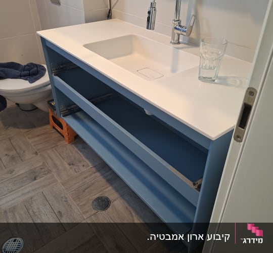 כיור וחדר אמבטיה עם ארון פתוח